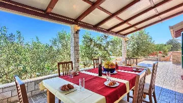 Private 4-Bedroom Villa with Pool in Okrug Gornji