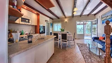 Private 4-Bedroom Villa with Pool in Okrug Gornji