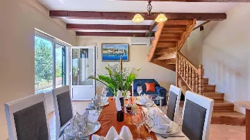 Private 4-Bedroom Villa with Pool in Okrug Gornji