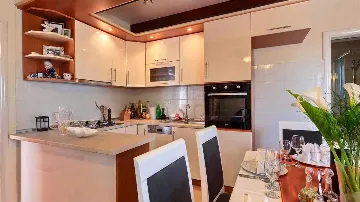 Private 4-Bedroom Villa with Pool in Okrug Gornji