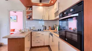 Private 4-Bedroom Villa with Pool in Okrug Gornji