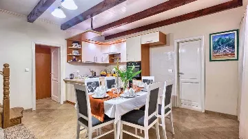 Private 4-Bedroom Villa with Pool in Okrug Gornji