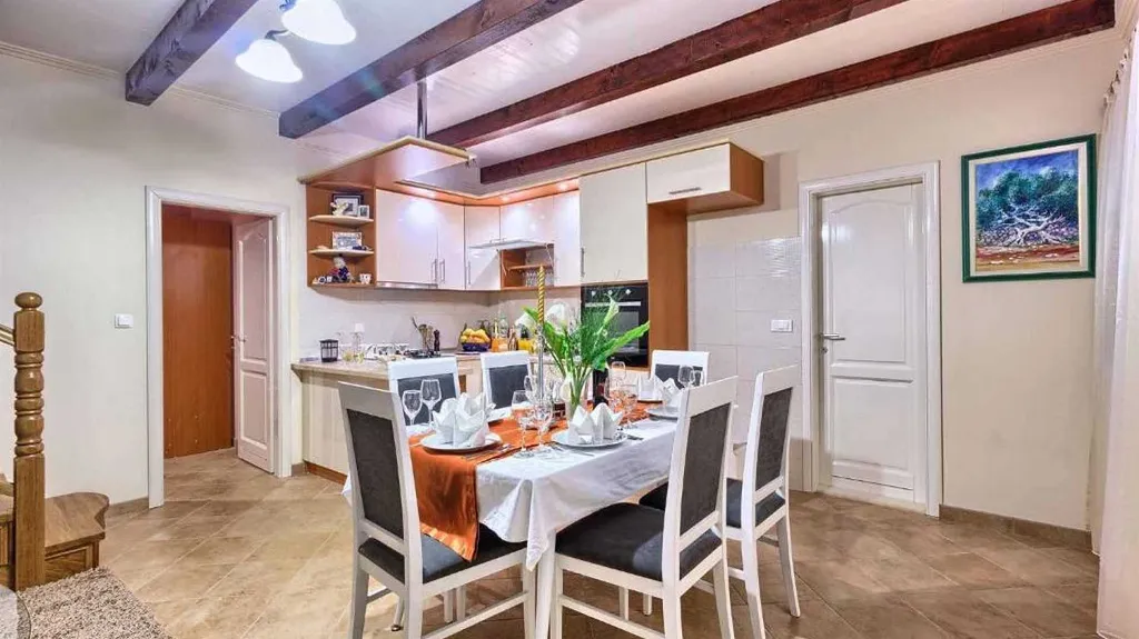 Private 4-Bedroom Villa with Pool in Okrug Gornji