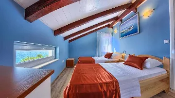 Private 4-Bedroom Villa with Pool in Okrug Gornji