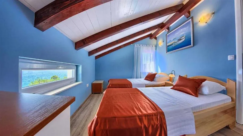Private 4-Bedroom Villa with Pool in Okrug Gornji