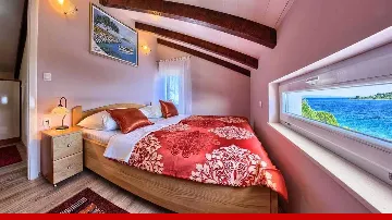 Private 4-Bedroom Villa with Pool in Okrug Gornji