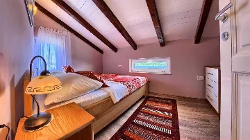 Private 4-Bedroom Villa with Pool in Okrug Gornji