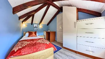 Private 4-Bedroom Villa with Pool in Okrug Gornji