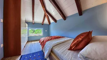 Private 4-Bedroom Villa with Pool in Okrug Gornji