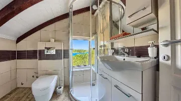 Private 4-Bedroom Villa with Pool in Okrug Gornji