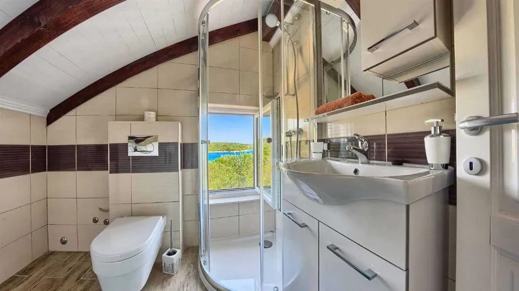 Private 4-Bedroom Villa with Pool in Okrug Gornji