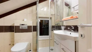 Private 4-Bedroom Villa with Pool in Okrug Gornji