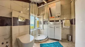 Private 4-Bedroom Villa with Pool in Okrug Gornji