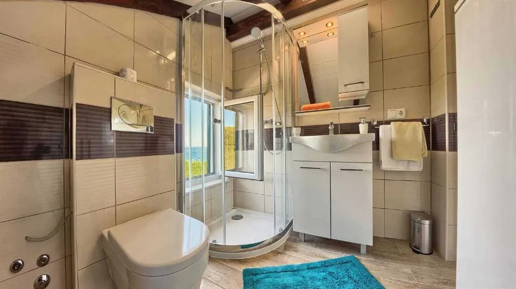 Private 4-Bedroom Villa with Pool in Okrug Gornji