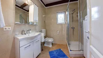 Private 4-Bedroom Villa with Pool in Okrug Gornji