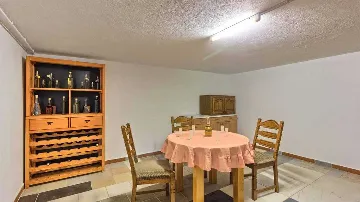 Private 4-Bedroom Villa with Pool in Okrug Gornji