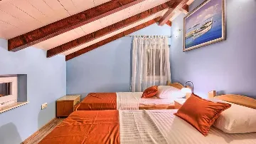 Private 4-Bedroom Villa with Pool in Okrug Gornji