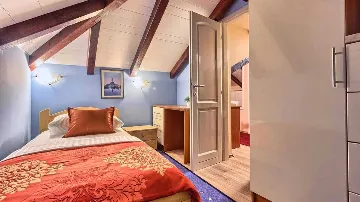 Private 4-Bedroom Villa with Pool in Okrug Gornji