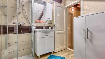 Private 4-Bedroom Villa with Pool in Okrug Gornji