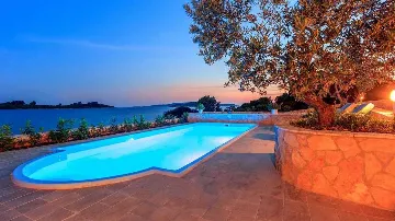 Private 4-Bedroom Villa with Pool in Okrug Gornji