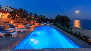 Private 4-Bedroom Villa with Pool in Okrug Gornji