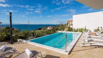4-Bedroom Villa with Sea Views in Primošten Burnji