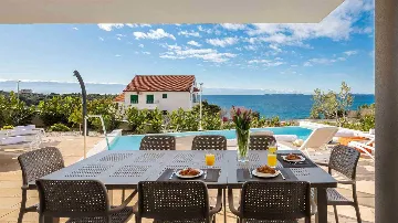 4-Bedroom Villa with Sea Views in Primošten Burnji