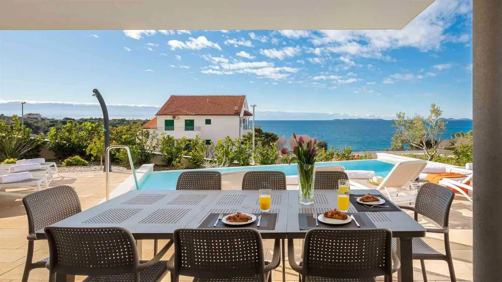 4-Bedroom Villa with Sea Views in Primošten Burnji