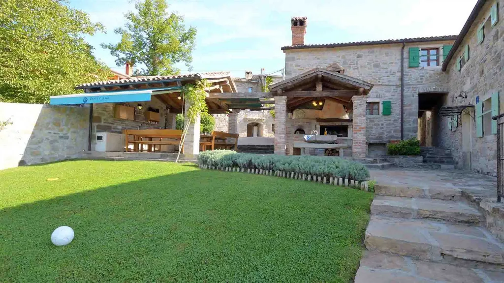 Stone Villa Estate in Buzet for Up to 28 Guests