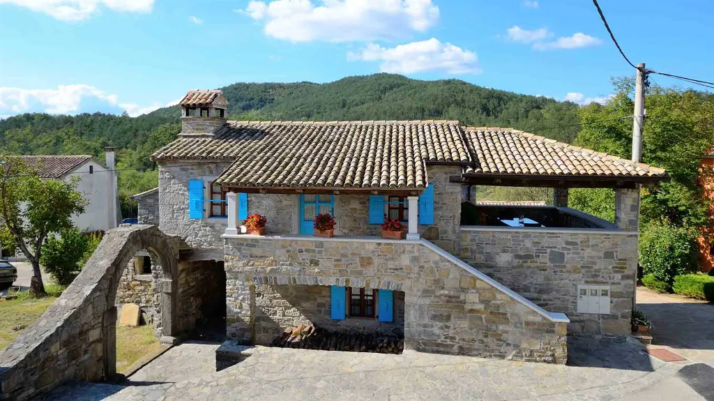 Stone Villa Estate in Buzet for Up to 28 Guests