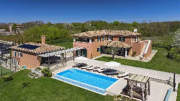 Tinjan 4-Bedroom Villa for 8 Guests, Croatia