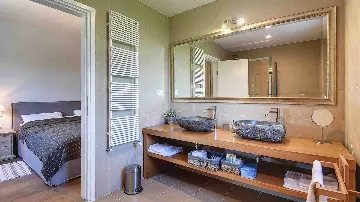 Tinjan 4-Bedroom Villa for 8 Guests, Croatia