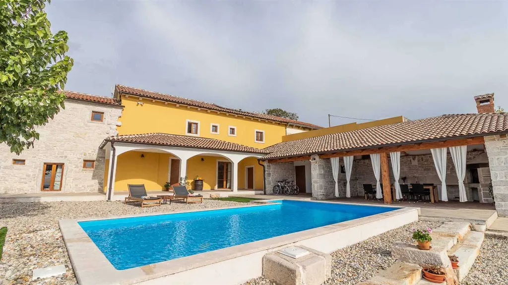 4-Bedroom Villa in Sveti Lovreč for 8 Guests