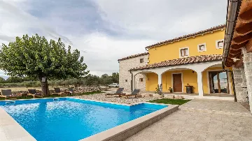 4-Bedroom Villa in Sveti Lovreč for 8 Guests