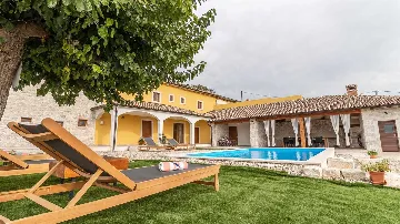 4-Bedroom Villa in Sveti Lovreč for 8 Guests