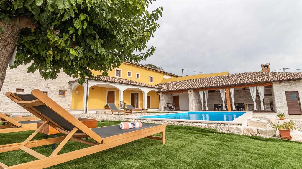 4-Bedroom Villa in Sveti Lovreč for 8 Guests
