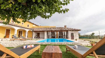 4-Bedroom Villa in Sveti Lovreč for 8 Guests