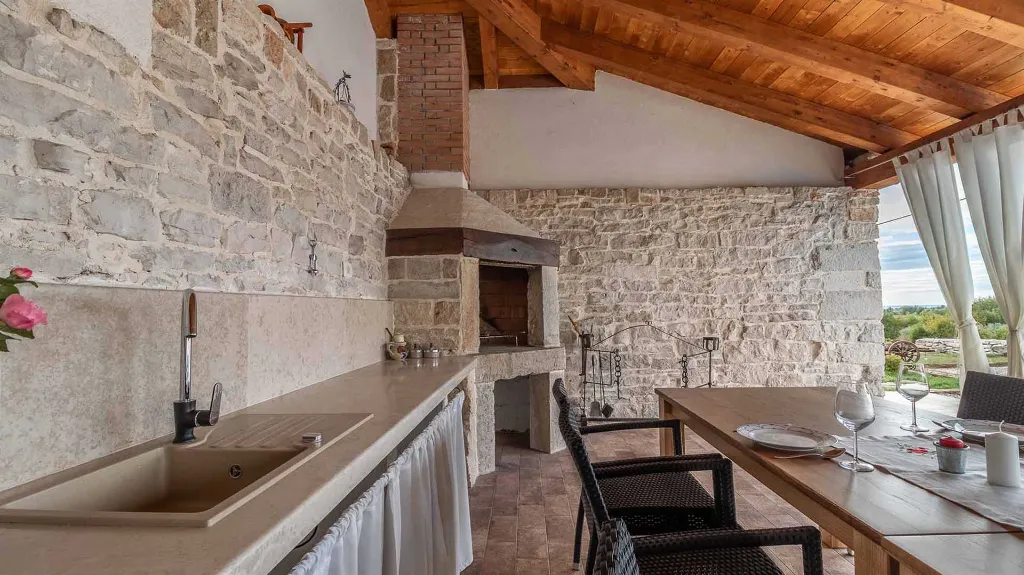 4-Bedroom Villa in Sveti Lovreč for 8 Guests