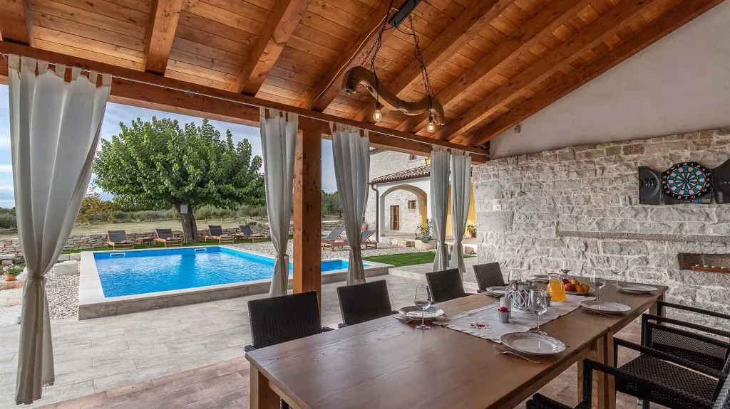 4-Bedroom Villa in Sveti Lovreč for 8 Guests