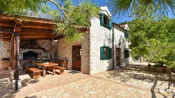 Rustic Stone Villa in Zastražišće (4–7 guests)