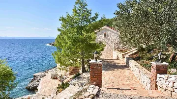 Rustic Stone Villa in Zastražišće (4–7 guests)