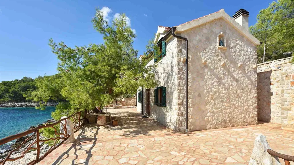 Rustic Stone Villa in Zastražišće (4–7 guests)