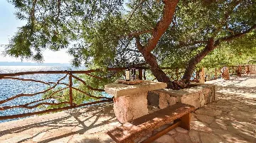 Rustic Stone Villa in Zastražišće (4–7 guests)