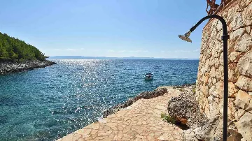 Rustic Stone Villa in Zastražišće (4–7 guests)