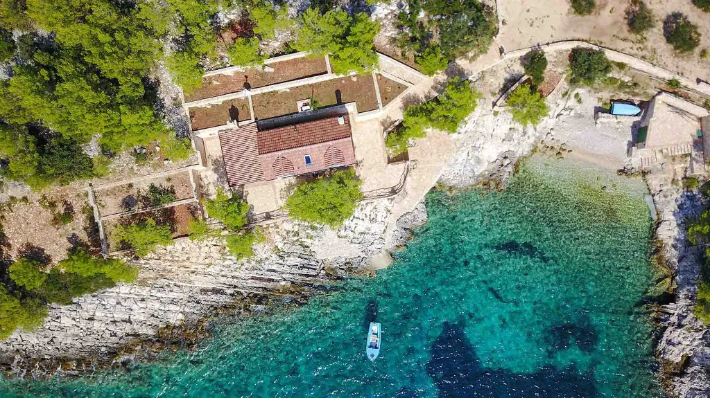 Rustic Stone Villa in Zastražišće (4–7 guests)