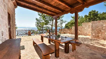 Rustic Stone Villa in Zastražišće (4–7 guests)