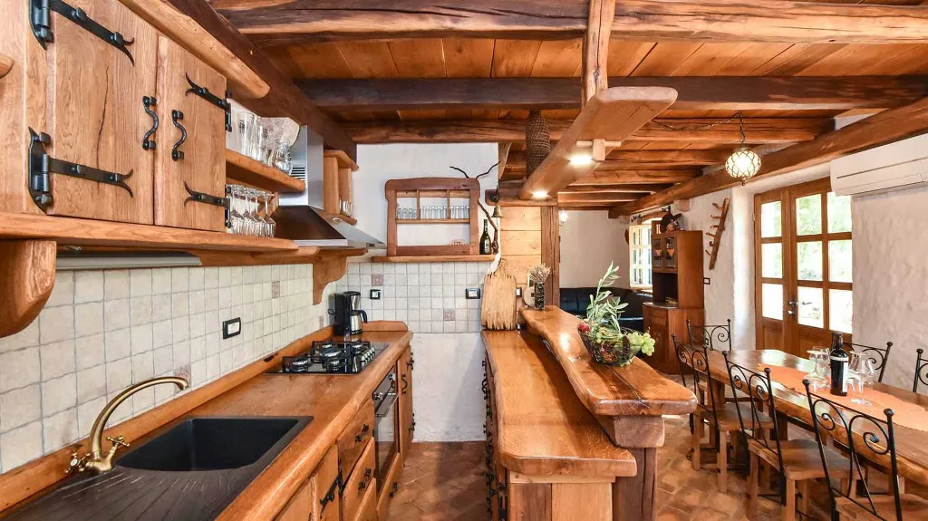 Rustic Stone Villa in Zastražišće (4–7 guests)