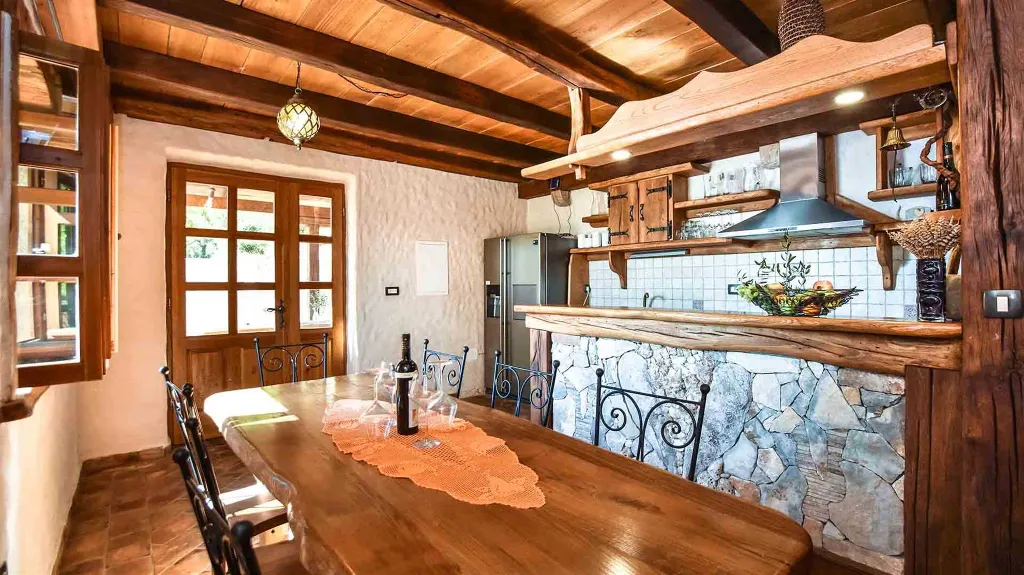 Rustic Stone Villa in Zastražišće (4–7 guests)