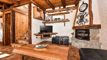 Rustic Stone Villa in Zastražišće (4–7 guests)