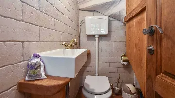 Rustic Stone Villa in Zastražišće (4–7 guests)